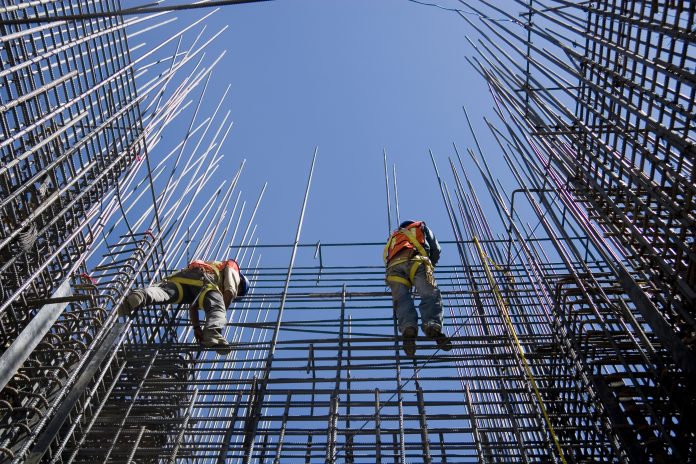 © Arturoosorno self-employed tradespeople, Qdos, financial risk