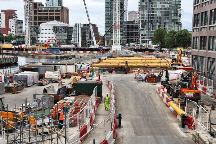 Government should ‘set example’ when paying construction supply chains © Tupungato construction supply chains,