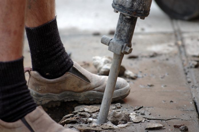 dreamstime_xxl_1341354 Construction worker operating a jackhammer - hand-arm vibration syndrome