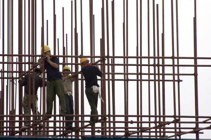 dreamstime_xxl_1529424 construction workers on site