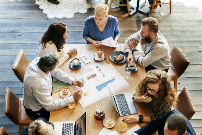 Business People Meeting dynamic Data-sharing Analysis Graph Planning Concept