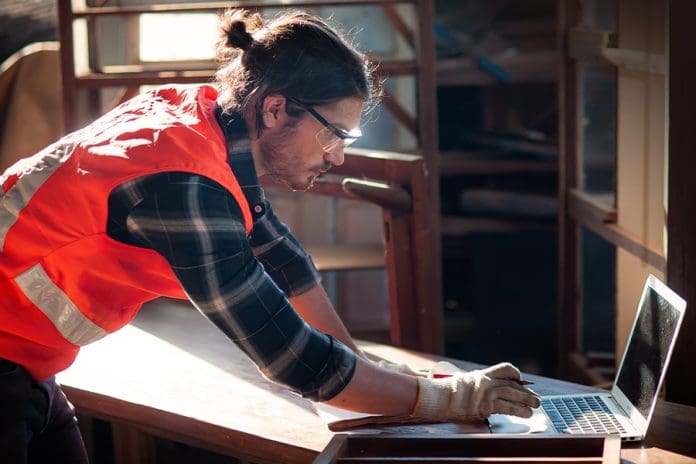 Tips-for-construction-Feature-900x600-1 female construction worker using laptop
