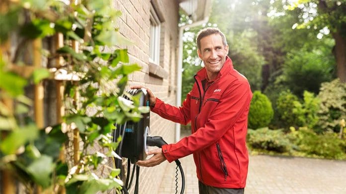 fitter-wall-charger-CP3-DT man fitting Ev charger at home