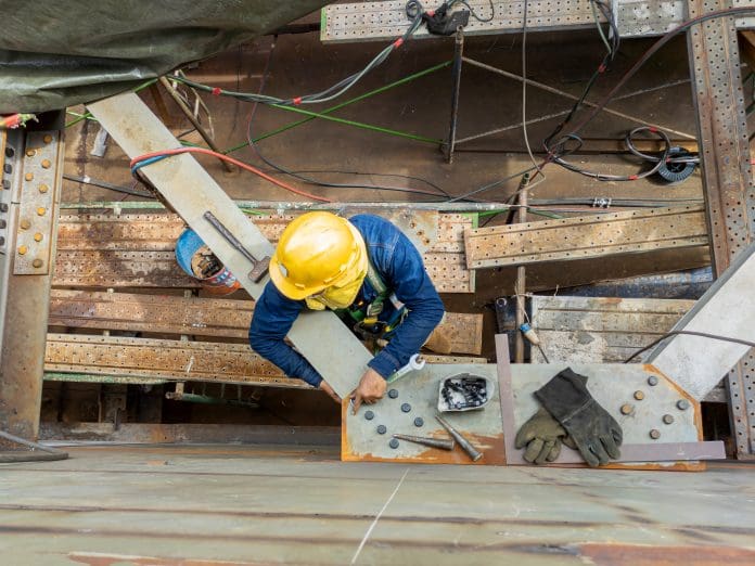 Workers,Are,Using,A,Wrench,To,Torque,Bolts,To,Hold Construction worker on site