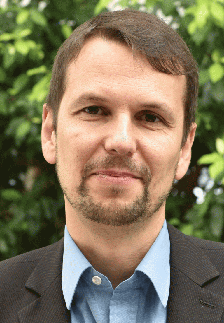 Headshot of Carsten Roensdorf
