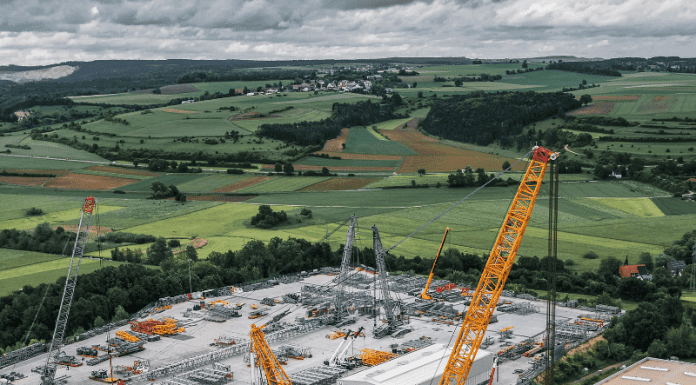 The LR12500-1.0 has a max-rated load capacity of 2,500 tonnes, with a maximum hoist height of 200 metres and 180 metre reach