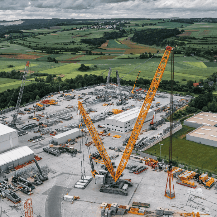 Giant crawler crane coming to UK The LR12500-1.0 has a max-rated load capacity of 2,500 tonnes, with a maximum hoist height of 200 metres and 180 metre reach