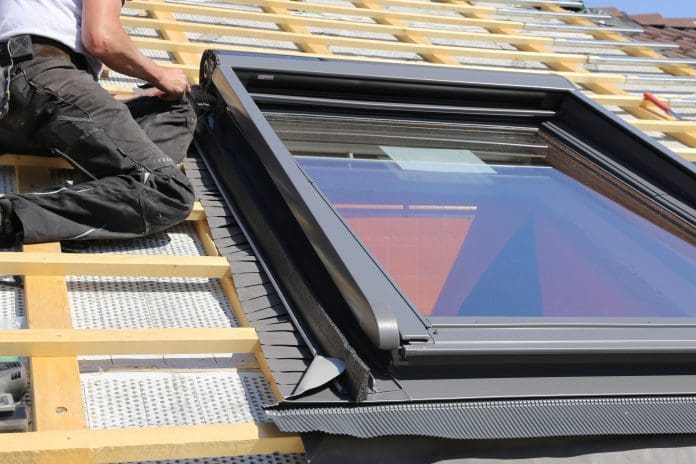 Installation and assembly of new roof windows as part of a roof covering Einbau und Montage neuer Dachfenster im Zuge einer DacheindeckungInstallation and assembly of new roof windows as part of a roof covering