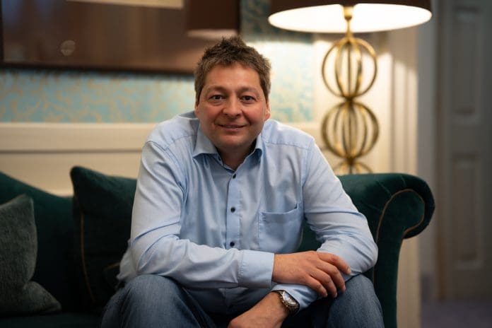 Marc Schütz, Revizto