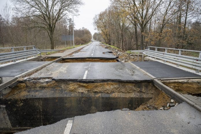 Assessing long-term bridge damage with AI