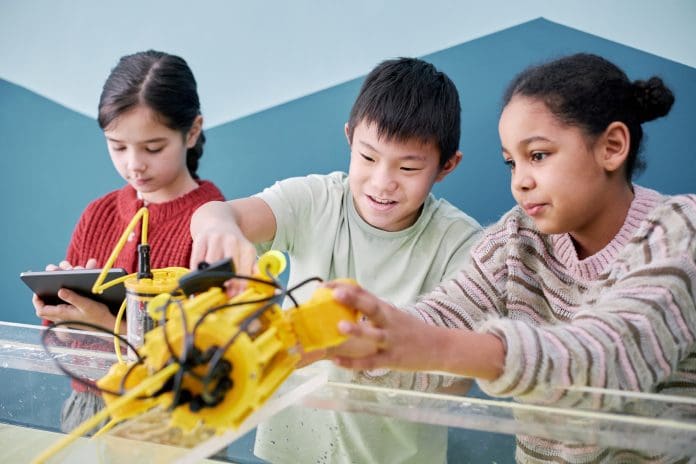 Focusing on Learning Robotics Together in Classroom Industry urges school leavers to pursue construction